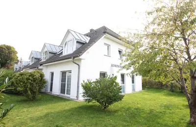 Ein Garten an der Unterkunft Seeblick 5