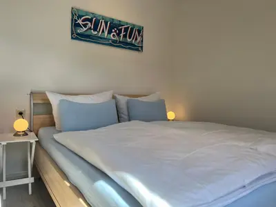 Ein Bett oder Betten in einem Zimmer der Unterkunft Küstenkoje Red Ferienwohnung mit Balkon in Prerow