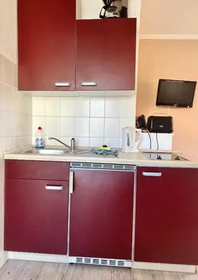 Küche/Küchenzeile in der Unterkunft Küstenkoje Red Ferienwohnung mit Balkon in Prerow