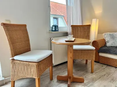 Ein Sitzbereich in der Unterkunft Küstenkoje Red Ferienwohnung mit Balkon in Prerow