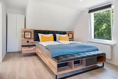 Ein Bett oder Betten in einem Zimmer der Unterkunft Villa Wiesenau großzügiges Ferienhaus in Prerow by Restaurant Wiesenau