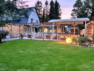 Ein Garten an der Unterkunft Villa Wiesenau großzügiges Ferienhaus in Prerow by Restaurant Wiesenau