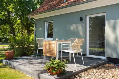Ein Garten an der Unterkunft Villa Wiesenau großzügiges Ferienhaus in Prerow by Restaurant Wiesenau