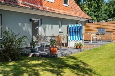 Ein Garten an der Unterkunft Villa Wiesenau großzügiges Ferienhaus in Prerow by Restaurant Wiesenau