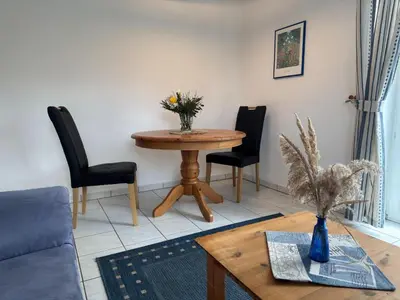 Ein Sitzbereich in der Unterkunft Ferienhaus mit Garten in Zingst