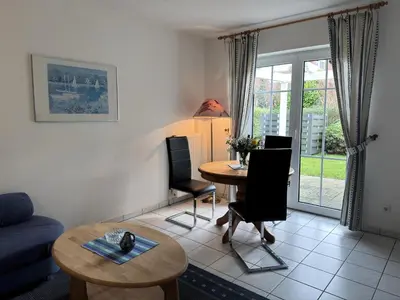 Ein Sitzbereich in der Unterkunft Ferienhaus mit Garten in Zingst