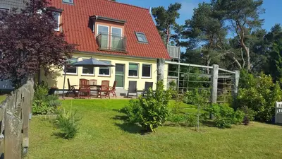 Ein Garten an der Unterkunft Gelbes Haus Pruchten - Ostseeurlaub bei Freunden