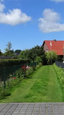 Ein Garten an der Unterkunft Ferienhaus Eulenhaus im urigen Garten