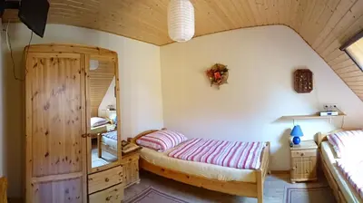 Ein Bett oder Betten in einem Zimmer der Unterkunft Ferienhaus Eulenhaus im urigen Garten