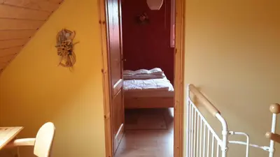 Ein Bett oder Betten in einem Zimmer der Unterkunft Ferienhaus Eulenhaus im urigen Garten