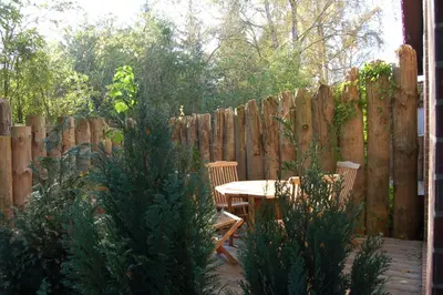 Ein Garten an der Unterkunft Ferienhaus Eulenhaus im urigen Garten