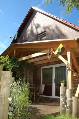 Das Gebäude in dem sich das Ferienhaus befindet