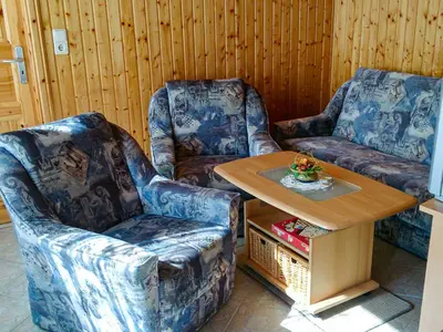 Ein Sitzbereich in der Unterkunft Bungalow am Waldrand
