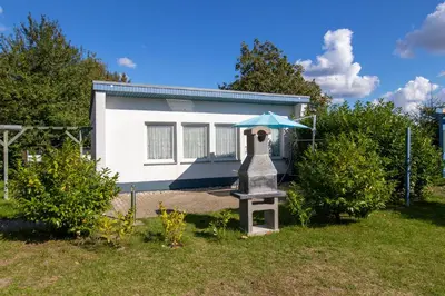 Ein Garten an der Unterkunft Bungalow am Waldrand