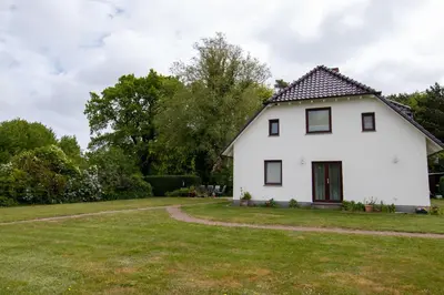 Ein Garten an der Unterkunft Urlaubs-Appartement am Dorfrand