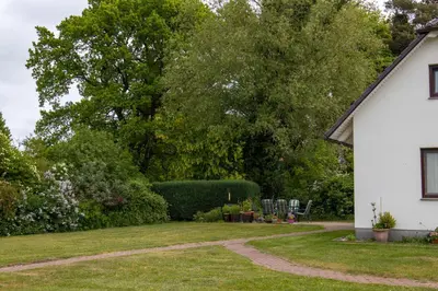 Ein Garten an der Unterkunft Urlaubs-Appartement am Dorfrand