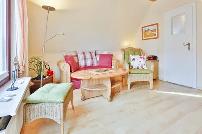 Ein Sitzbereich in der Unterkunft Ferienwohnung Heideweg, OG