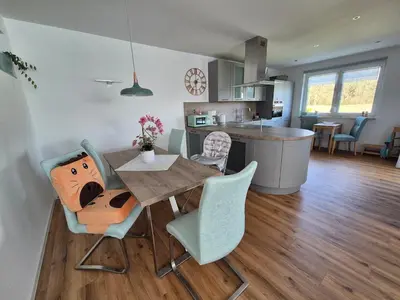 Küche/Küchenzeile in der Unterkunft Rosenhaus Nähe Bodden und Ostsee an den Kranichfeldern