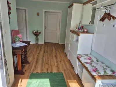 Küche/Küchenzeile in der Unterkunft Rosenhaus Nähe Bodden und Ostsee an den Kranichfeldern