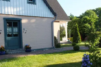 Ein Garten an der Unterkunft Ferienwohnungen im Klönhus