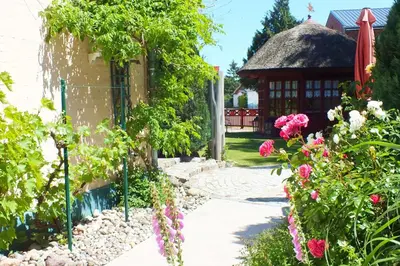 Ein Garten an der Unterkunft Ferienwohnungen im Klönhus