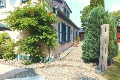 Ein Garten an der Unterkunft Ferienwohnungen im Klönhus