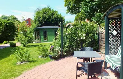 Ein Garten an der Unterkunft Ferienwohnungen im Klönhus