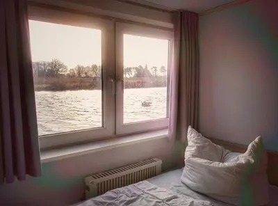 Ein Bett oder Betten in einem Zimmer der Unterkunft Urlauberschiff Neptun im Ostseebad Prerow