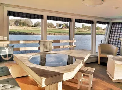 Ein Sitzbereich in der Unterkunft Urlauberschiff Neptun im Ostseebad Prerow