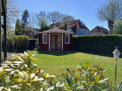 Ein Garten an der Unterkunft Ferienwohnung Landhaus Ostseebrise EG