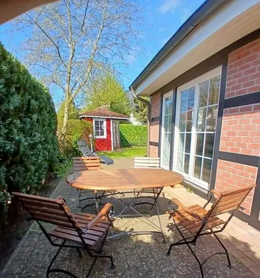 Ein Garten an der Unterkunft Ferienwohnung Landhaus Ostseebrise EG