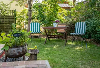 Ein Garten an der Unterkunft Ferienhaus Mandelhaus 1 mit Boddenblick - Natur & Entspannung in Saal