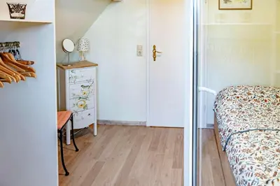 Ein Bett oder Betten in einem Zimmer der Unterkunft Ferienhaus Mandelhaus 1 mit Boddenblick - Natur & Entspannung in Saal