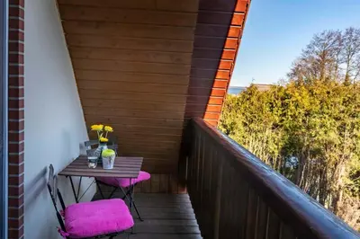 Ein Balkon oder eine Terrasse in der Unterkunft Ferienhaus Mandelhaus 1 mit Boddenblick - Natur & Entspannung in Saal