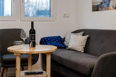 Ein Sitzbereich in der Unterkunft Tiny Haus Boddenblick