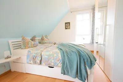 Ein Bett oder Betten in einem Zimmer der Unterkunft Ferienhaus Ginger am Bodden eingezäunt & hundefreundlich