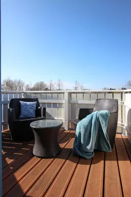 Ein Balkon oder eine Terrasse in der Unterkunft Ferienhaus Ginger am Bodden eingezäunt & hundefreundlich