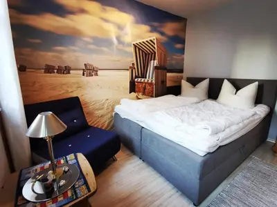 Ein Bett oder Betten in einem Zimmer der Unterkunft UNSERE PERLE AM HAFEN mit BALKON und KLEINER TERRASSE