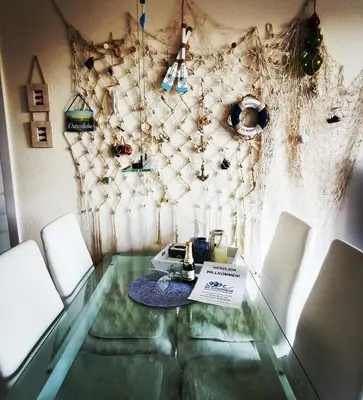 Ein Sitzbereich in der Unterkunft UNSERE PERLE AM HAFEN mit BALKON und KLEINER TERRASSE