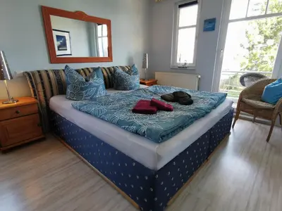 Ein Bett oder Betten in einem Zimmer der Unterkunft UNSERE PERLE AM HAFEN mit BALKON und KLEINER TERRASSE