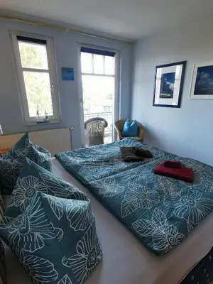 Ein Bett oder Betten in einem Zimmer der Unterkunft UNSERE PERLE AM HAFEN mit BALKON und KLEINER TERRASSE