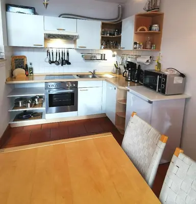 Küche/Küchenzeile in der Unterkunft UNSERE PERLE MIT SAUNA UND BALKON in Zingst - Hund willkommen