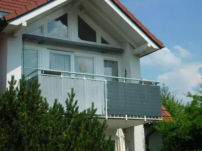 Das Gebäude in dem sich das Ferienhaus befindet