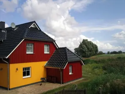 Das Gebäude in dem sich das Ferienhaus befindet
