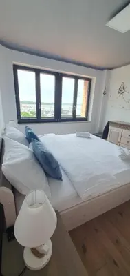 Ein Bett oder Betten in einem Zimmer der Unterkunft Ferienwohnung Hafenpanorama Speicherresidenz Barth 4 5
