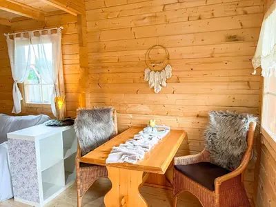 Ein Sitzbereich in der Unterkunft Tiny Häuschen Land-Idyll