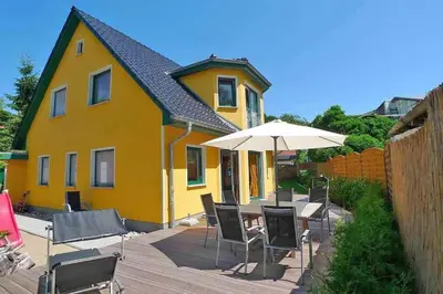 Das Gebäude in dem sich das Ferienhaus befindet