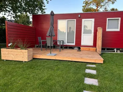 Ein Garten an der Unterkunft Ostsee Tiny Haus Wachtel