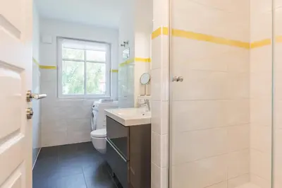 Ein Badezimmer in der Unterkunft HMuschelsucher, Birkenstraße 7a, App 4