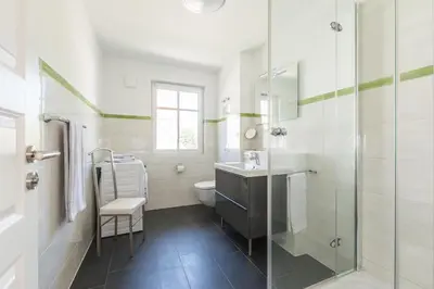 Ein Badezimmer in der Unterkunft HMuschelsucher, Birkenstraße 7a, App 6